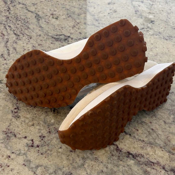 New Balance 327 Off-White Athletic Shoes - Picture 2 of 9